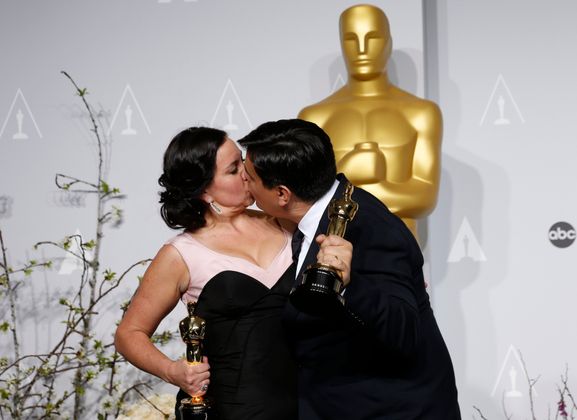 Ein Kuss mit Oscar: Kristen Anderson-Lopez und Robert Lopez schrieben den Song Let it Go für den Film Frozen.