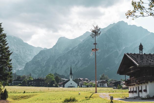 Pertisau mit Blick auf die Dreifaltigkeitskirche und das Karwendel.