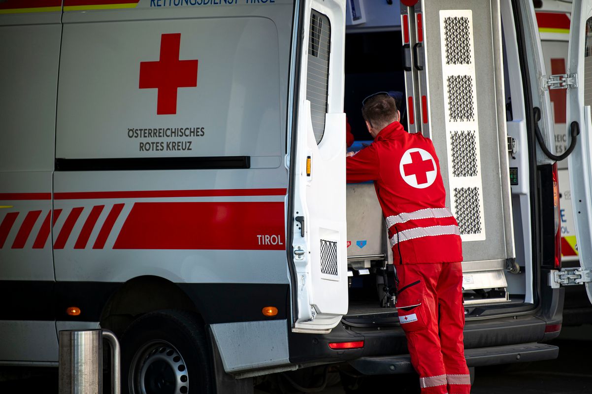 Brett gebrochen: Arbeiter stürzte in Mils von Gerüst drei Meter zu Boden