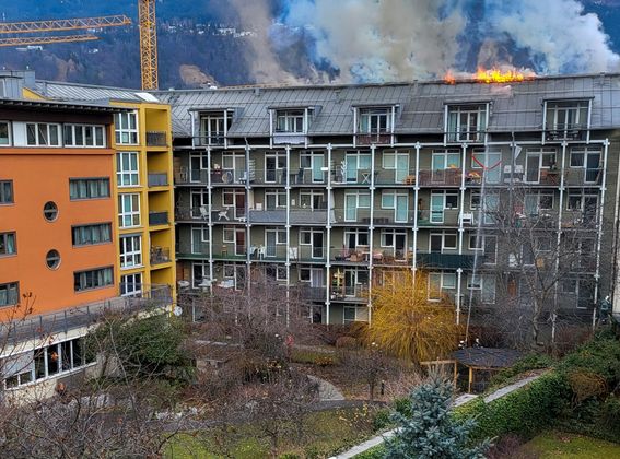 Inn Innsbruck kam es heute den 29.12.2021 gegen 14:58 zu einem Gebäudebrand.
Der Einsatz ist derzeit 15:30 noch im Laufen… daher keine weiteren Infos Bekannt.

Im Einsatz stehen derzeit:
Berufsfeuerwehr Innsbruck
Freiwillige Feuerwehren aus Innsbruck
Rettungsdienst mit mehreren Fahrzeugen
Polizei

Kennzeichen, Firmenlogos und betroffene Personen sowie Zivilbeamte müssen verpixelt werden!

Weitere Infos Polizei