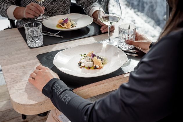 Mit 2 Hauben im Gault Millau Guide 2024 gehört das Gourmetrestaurant ice Q auch kulinarisch zur Spitze.