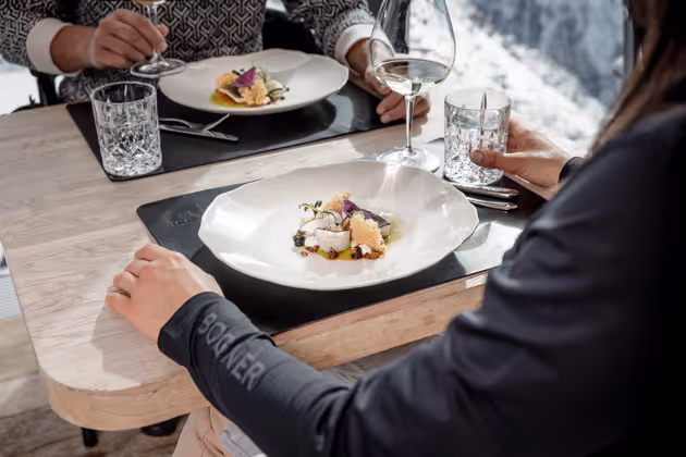 Mit 2 Hauben im Gault Millau Guide 2024 gehört das Gourmetrestaurant ice Q auch kulinarisch zur Spitze.