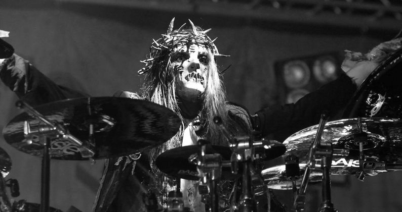 26. Juli: JOEY JORDISON (✞ 46) | Der Mitbegründer der Metal-Band Slipknot galt als einer der einflussreichsten und prägendsten Schlagzeuger seiner Generation. Seit einigen Jahren litt der US-Amerikaner an Transverser Myelitis. Er sei „friedlich im Schlaf" gestorben.