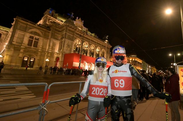 „Linzi Wonn" und „Ed Skirenn" schauten vor der Staatsoper vorbei.