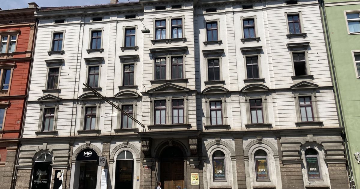 Looking for a buyer for Benko's real estate empire