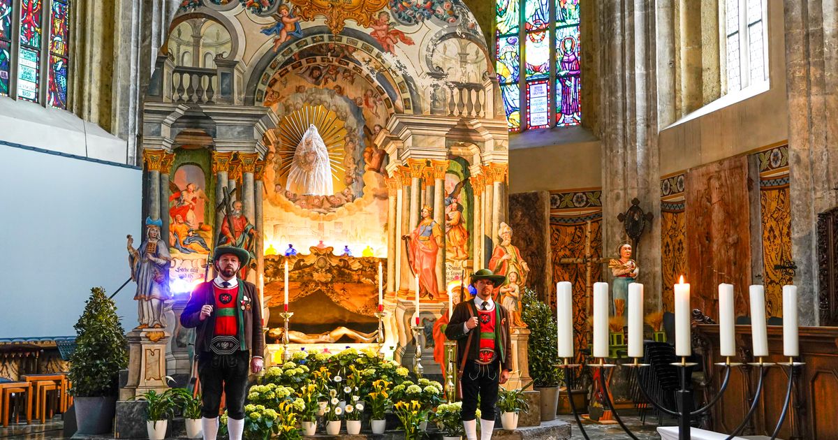Eindrucksvolles-Jubil-um-Sch-tzen-wachen-seit-100-Jahren-ber-Schwazer-Ostergrab