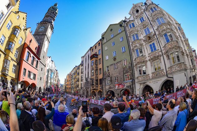 Die Innsbrucker Altstadt mit dem Stadtturm.
