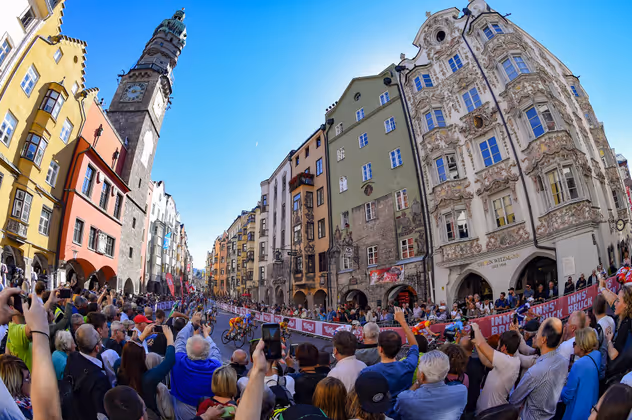 Die Innsbrucker Altstadt mit dem Stadtturm.