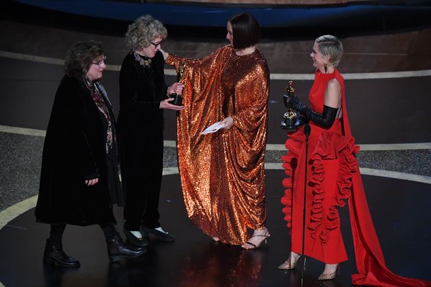Nancy Haigh (l) and Barbara Ling (2.v.l.) bekamen für das Set von "Once upon a Time...in Hollywood" den Oscar.