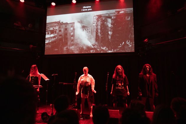 Die Performance der russischen Punk-Predigerinnen von "Pussy Riot" im Treibhausturm beschloss den ersten Journalismusfest-Tag.