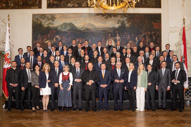Die angelobten BürgermeisterInnen des Bezirks Innsbruck-Land gemeinsam mit LHStv Josef Geisler, LR Johannes Tratter, Alfred Riedl, Ernst Schöpf und BH Michael Kirchmair.