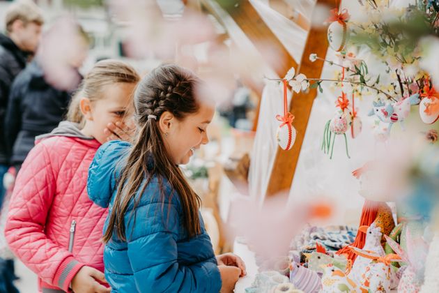 Die vielen Marktstände laden Groß und Klein zum Schmökern ein und ein umfangreiches saisonales Kulinarikangebot verführt zum Vor-Ort-Verkosten, Mitnehmen und Zu-Hause-Genießen.
