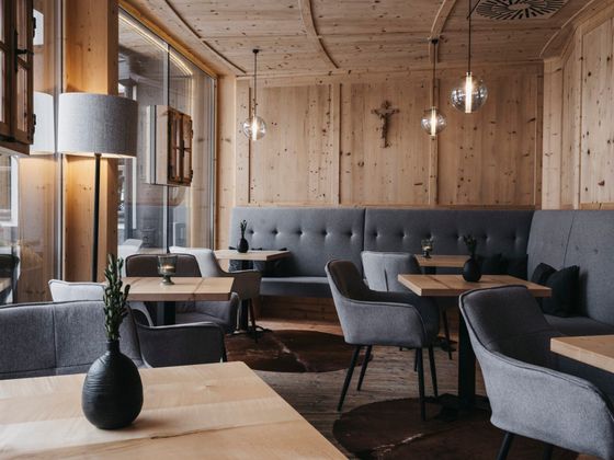 Im Almwellness Resort empfangen Wärme und der Duft nach Zirbe und Räucherwerk.