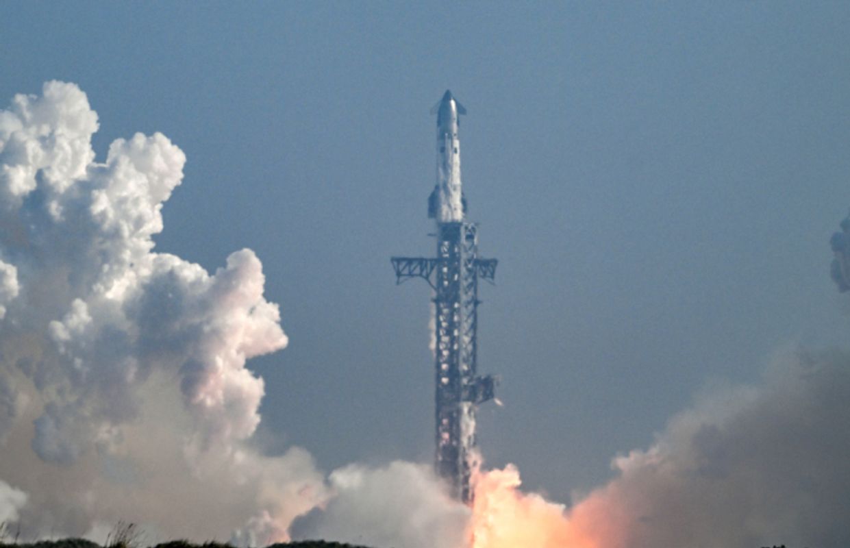 Überarbeitete Riesen-Rakete Starship absolviert Testflug