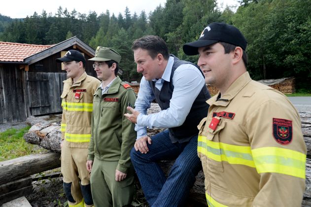 Robert Palfrader, Hauptdarsteller Schauspieler mit den Feuerwehrmännern v.li. Daniel Eberl, OBI Kommandant Georg Crepaz und Thomas Tanzer (FFW Mutters).
