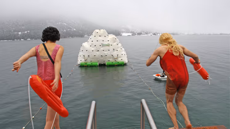 Baywatch am Achensee: Die Rettungsschwimmer von Malibu waren beim Silvesterschwimmen auch dabei.