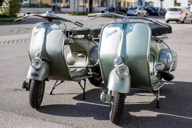 Diese zwei Oldtimer wurden Anfang der 50er-Jahre gebaut. Die Vespa links hat noch den Original-Lack. Und ja, beiden fahren immer noch.