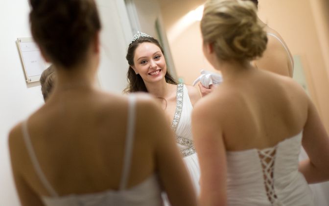 Während die Prominenz über den Roten Teppich warteten die Debütantinnen auf ihren Auftritt.