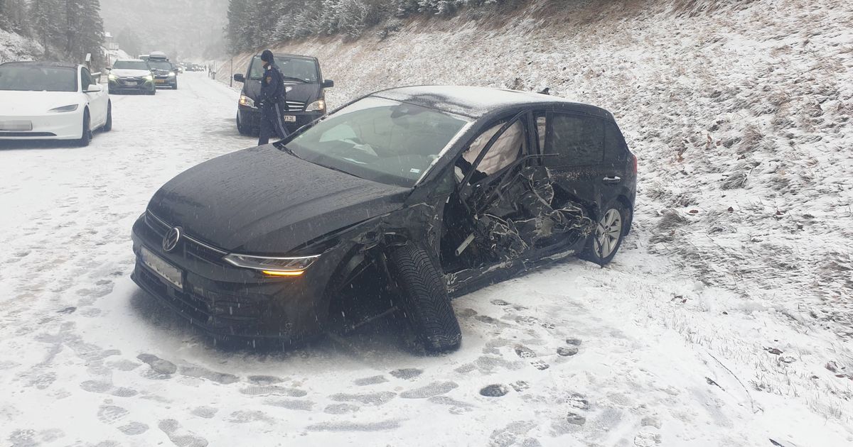 Unfall-auf-Schneefahrbahn-in-Ehrwald-Zwei-Personen-verletzt