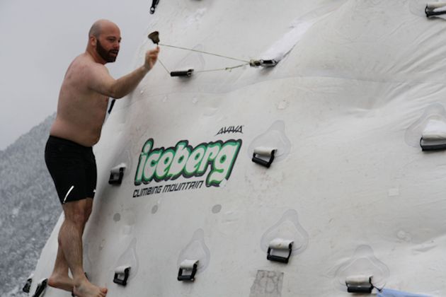 Die schwierige Aufgabe war erst nach dem Läuten der Silvesterglocke gemeistert.