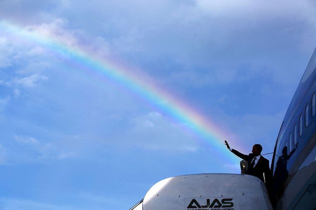 ... auf Regen folgt ein Regenbogen. Kurz vor dem Abflug aus Kingston auf Jamaika grüßt Barack Obama von der Eingangstür der "Air Force One". Das Foto wurde im April 2015 gemacht.
