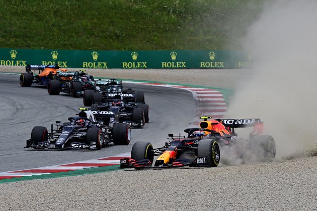 Red Bulls Sergio Perez mit einem folgenschweren Überholmanöver. Der Mexikaner kam von der Strecke ab, Kontrahent Norris wurde ein 5-Sekunden-Strafe aufgebrummt.