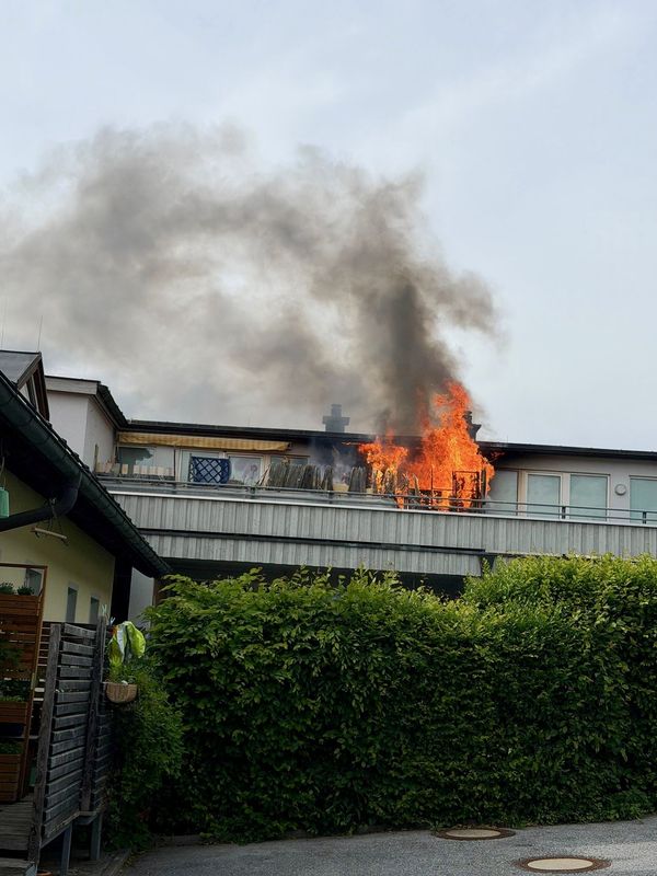 Großeinsatz in Patsch: Balkonbrand breitete sich auf Dachstuhl aus