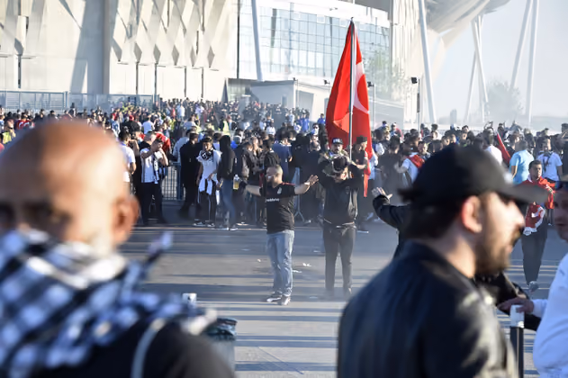 Aus den vorerst friedlichen Anfeuerungsrufen wurde später brutale Gewalt.