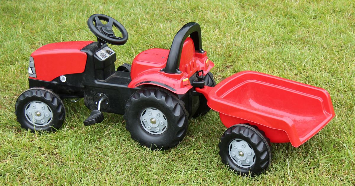 Vierj-hriger-auf-Trettraktor-von-Fahrzeug-erfasst-Mit-Hubschrauber-ins-Spital-geflogen