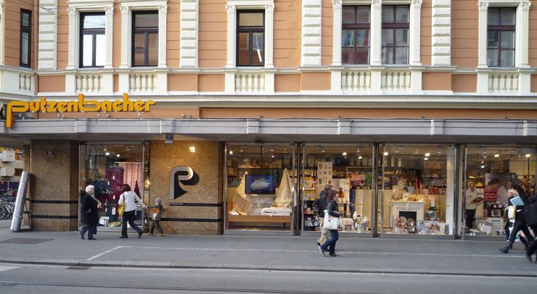 Bei Putzenbacher in Innsbruck Anichstraße 14 finden Kunden alles für gehobene Tisch-, Ess-, und Kochkultur von Markenherstellern wie Riess, Kelomat aus Österreich sowie WMF, Le Creuset , Woll u.v.m.