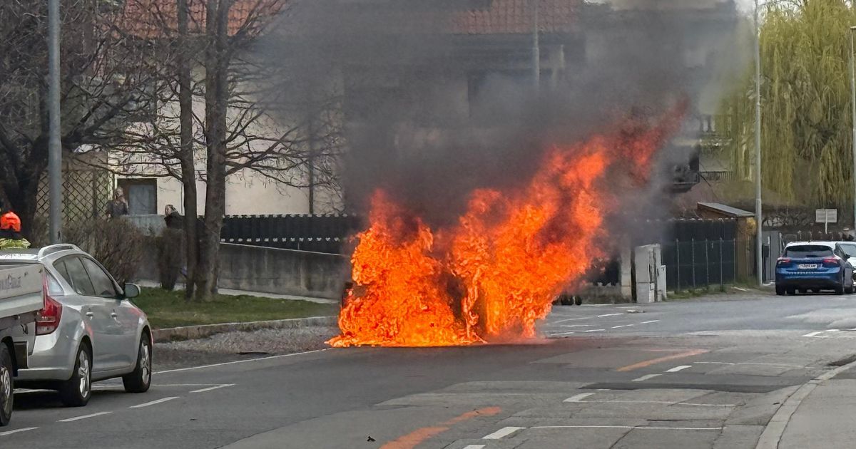 Elektroauto-stand-im-Innsbrucker-Stadtteil-Pradl-in-Vollbrand