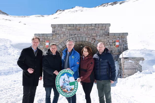Martin Lackner (Bürgermeister Gemeinde Heiligenblut am Großglockner), Landeshauptmann Daniel Fellner (Land Kärnten), Johannes Hörl (Vorstand Großglockner Hochalpenstraßen AG), Landeshauptfrau Karoline Edtstadler (Land Salzburg) und LAbg. Hannes Schernthaner (Bürgermeister Gemeinde Fusch an der Großglocknerstraße).