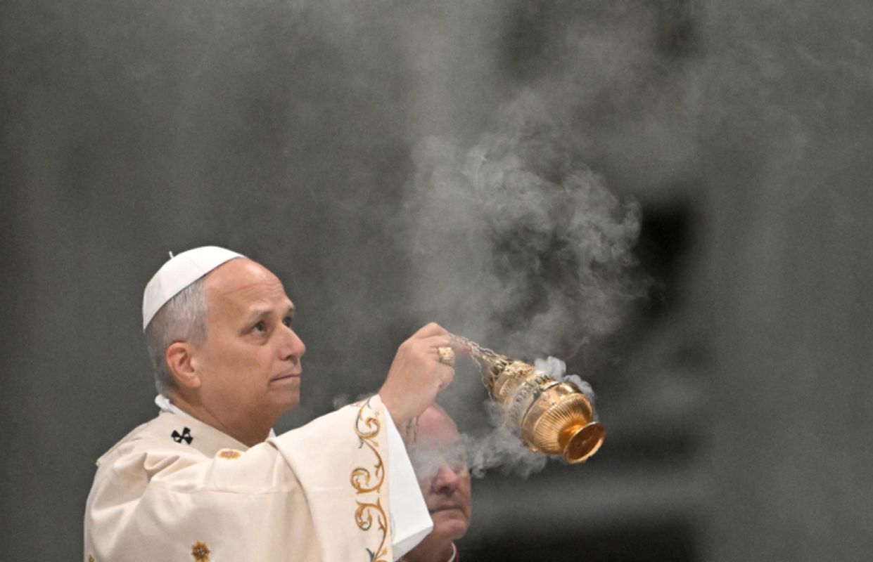 Papst wäscht Füße von zwölf Priestern