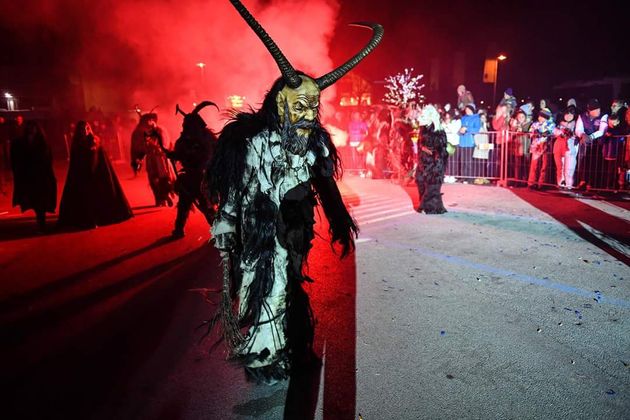 Ein junger Krampus beim Krampuslauf in Mieders.