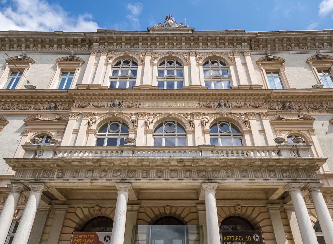 Unfall auf Baustelle bei Landesmuseum in Innsbruck: Arbeiter eingeklemmt