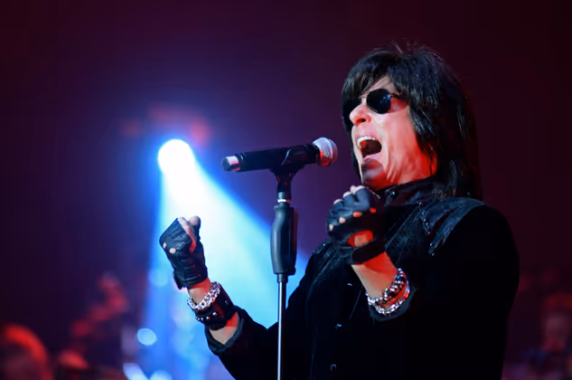 Joe Lynn Turner sieht für seine 62 Jahre etwas zu gebügelt aus: Mit dem Älterwerden hat der US-Rocker, der mit Bands wie "Rainbow" oder "Deep Purple" Erfolge feierte, offenbar ein Problem. Seine Fans würden ihn aber auch ohne Botox lieben: Vor allem wenn er wie in "Love conquers all" ein Hochlied auf die Liebe singt.