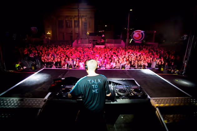 Star-DJ Felix Jaehn gab an den Turntables alles.