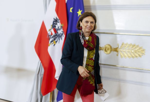 Tourismus-Staatssekretärin Susanne Kraus-Winkler (ÖVP) wird ihren Urlaub traditionell teilweise in der Toskana und teilweise in Österreich, vor allem in der Südsteiermark, verbringen. Sie freut sich auf die „gemeinsame Zeit mit ihrer Familie und Freunden“. 