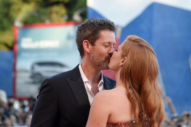 Schauspielerin Amy Adams busselt ihren Ehemann Darren Le Gallo.