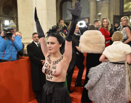 Eine Femen-Aktivistin hat  am Roten Teppich für einen Eklat gesorgt. Die Frau protestierte mit nacktem Oberkörper gegen den Besuch des ukrainischen Staatspräsidenten Petro Poroschenko.