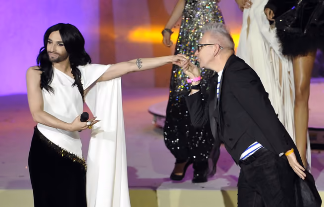 Conchita Wurst und Stardesigner Jean Paul Gaultier während der letztjährigen Eröffnungszeremonie.