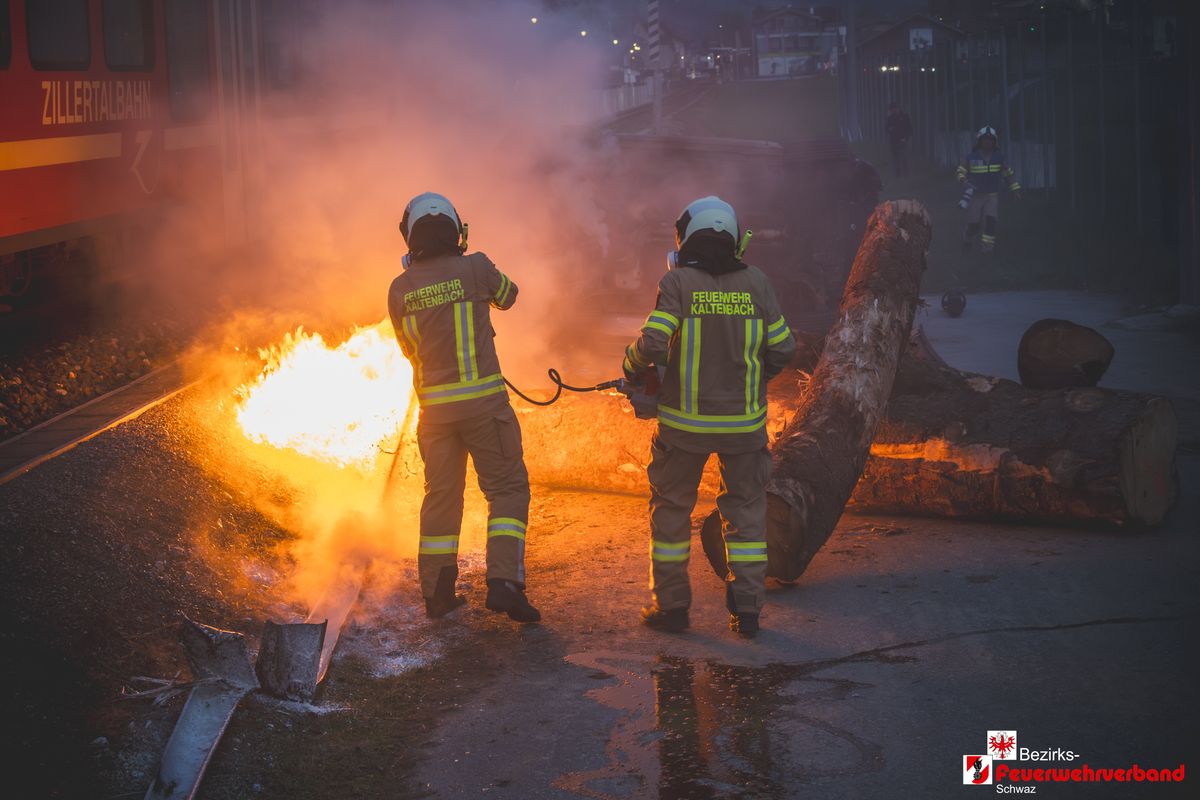 Großübung in Ried: Spektakuläres Szenario mit 70 Statisten und 100 Einsatzkräften