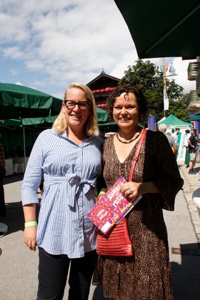 Machten beim TT-Café gemeinsam Werbung für die Kultur: Beatrix Mitterweissacher (links) und Birgit Neumayr-Schmutz.