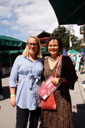 Machten beim TT-Café gemeinsam Werbung für die Kultur: Beatrix Mitterweissacher (links) und Birgit Neumayr-Schmutz.
