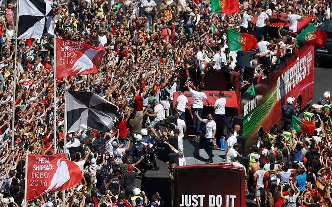 Die Busparade durch Lissabon.