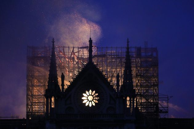 Wertvolle Reliquien wie die Dornenkrone werden aus Notre-Dame gebracht.