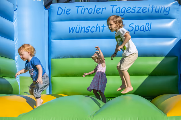 Ausgelassen: Die Kleinsten freuten sich über die Hüpfburg.