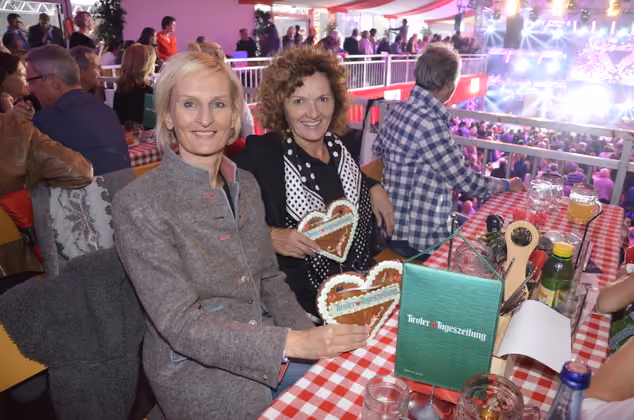 MoHo-Vorstand Silvia Lieb (l.) mit Wiener-Städtische-Chefin Ida Wander beim Konzert.