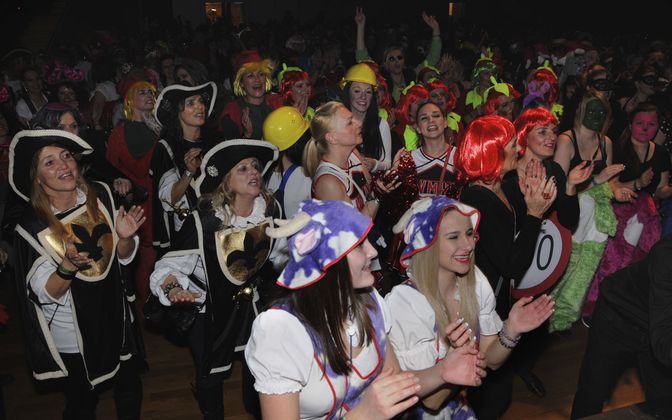 Ausgelassene Stimmung im SZentrum: Rund 800 weibliche Faschingsfans feierten die Schwazer Weibernacht.