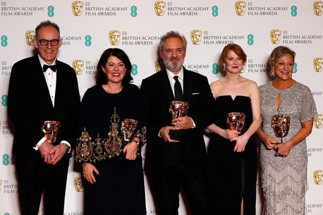 Die Produzenten Callum McDougall, Pippa Harris, Regisseur Sam Mendes, Drehbuchautorin Krysty Wilson-Cairns und Produzentin Jayne-Ann Tenggren wurden für "1917" mit dem preis für den besten Film ausgezeichnet.